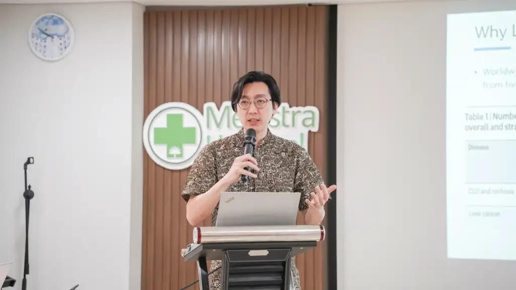 Dr. Tan Ek Khoon memberikan materi