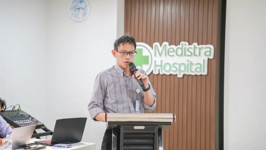 Dr. dr. Rinaldi memberikan materi