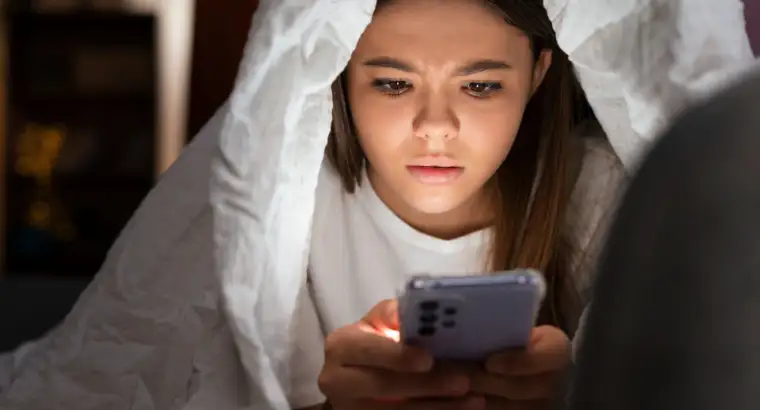 Memahami Hubungan Parasosial dan Dampaknya terhadap Kesehatan Mental di Era Media Sosial